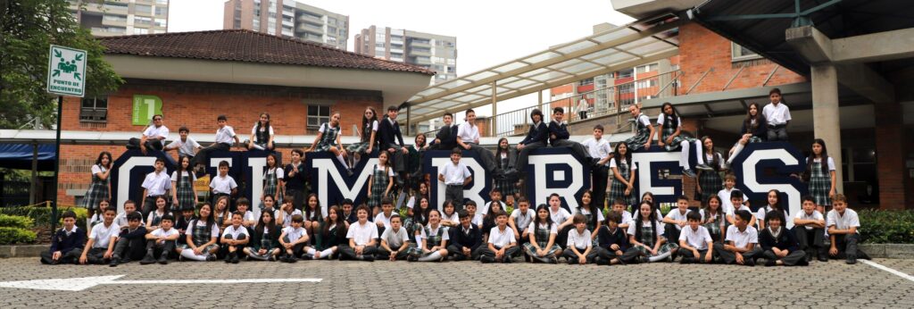 Tres estudiantes del Colegio Cumbres Medellín abrazados en la cancha